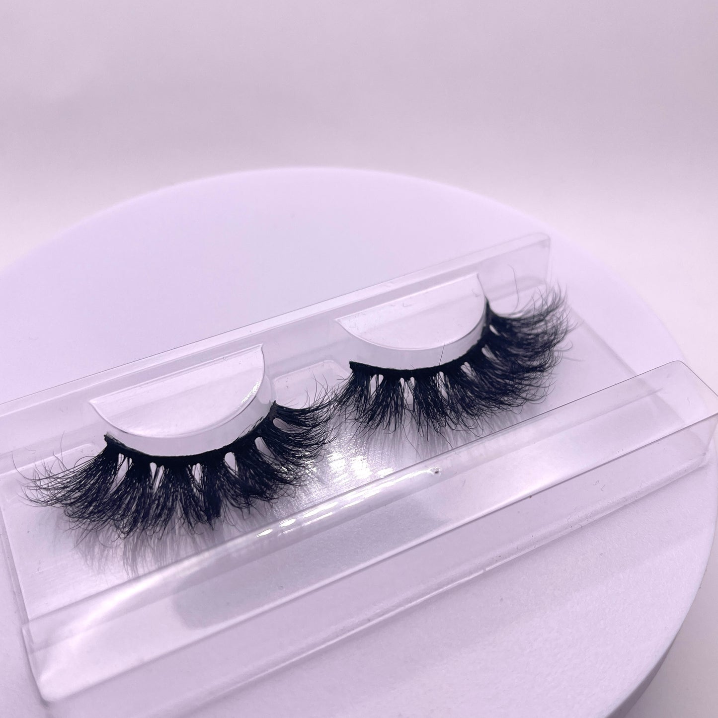 Voluminous and flared, Teirrah Seinek Notable 20mm lashes adds the right amount of drama, from a casual day hanging out with friends to a romantic date night. It's light weight and comfortable enough to wear all day. Lash Length: 20mm Full Strip Lashes