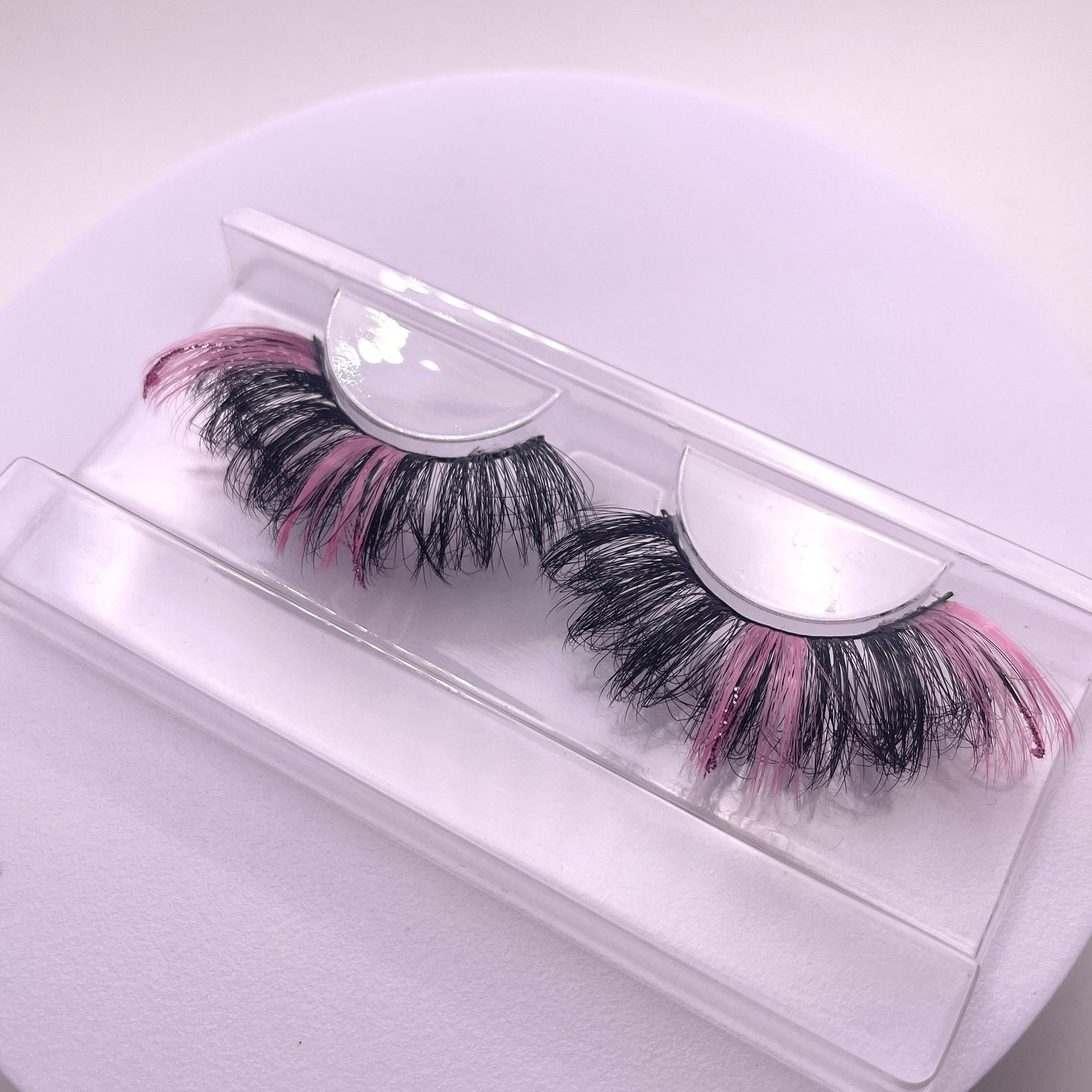 This Teirrah Seinek Color Luxe Collection has 20-23mm lashes&nbsp;with&nbsp;pops of color and glitter. These lashes are one of a kind and are for those who love to stand out from the crowd!