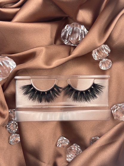 Voluminous and flared, Teirrah Seinek Notable 20mm lashes adds the right amount of drama, from a casual day hanging out with friends to a romantic date night. It's light weight and comfortable enough to wear all day.  Lash Length: 20mm Full Strip Lashes