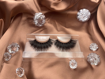 This fluffy and bold 20mm Plush lash makes a powerful statement. This Teirrah Seinek lash is great for any occasion. They are easy to apply and add length, volume, and thickness to your lash look. Plush is lightweight and comfortable to wear all day.  Lash Length: 20mm Full Strip Lashes