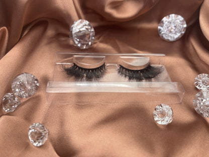 These winged 18 mm, natural volume Upscale lashes amplify your own natural lashes for an organic-looking, day-glow glam or for night out for great food and cocktails. They're lightweight and comfortable enough to wear from morning to night.    Lash Length: 18mm Full Strip Lashes