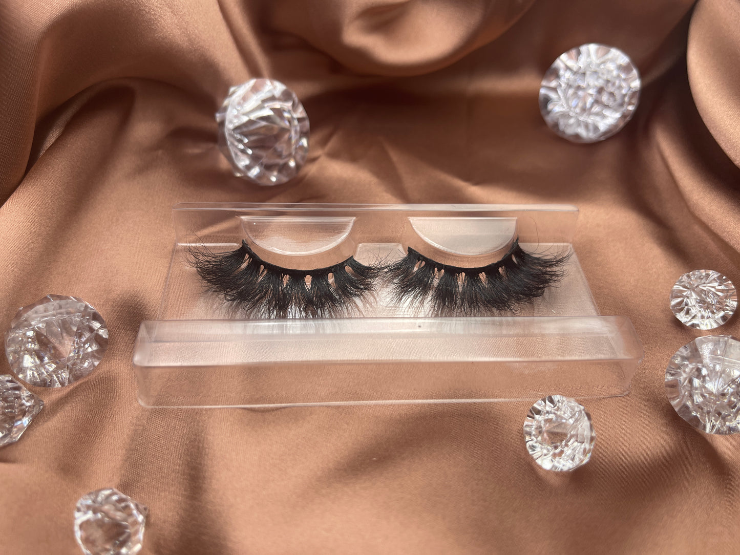 Voluminous and flared, Teirrah Seinek Notable 20mm lashes adds the right amount of drama, from a casual day hanging out with friends to a romantic date night. It's light weight and comfortable enough to wear all day.  Lash Length: 20mm Full Strip Lashes