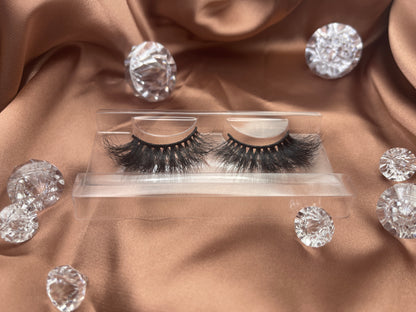 Deluxe is made from 100% real mink fur and is cruelty free. This fluffy quality lash is great for date night or any event. This pair is lightweight and comfortable enough to wear from morning to night. Lash Length: 22mm Full Strip Lashes