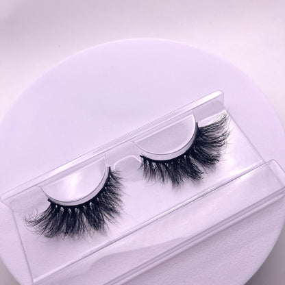 These winged 18 mm, natural volume Upscale lashes amplify your own natural lashes for an organic-looking, day-glow glam or for night out for great food and cocktails. They're lightweight and comfortable enough to wear from morning to night.    Lash Length: 18mm Full Strip Lashes